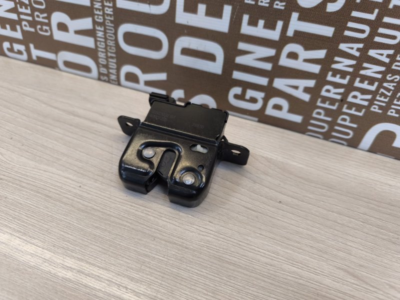 Замок крышки багажника