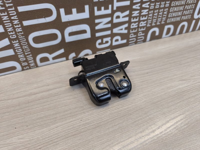 Замок крышки багажника