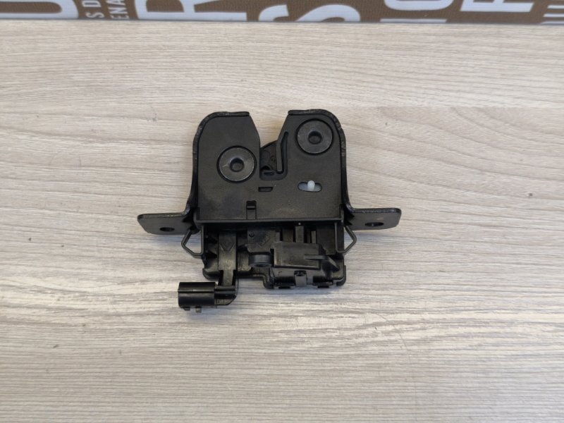 Замок крышки багажника