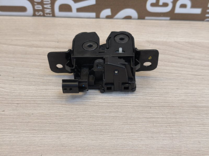 Замок крышки багажника