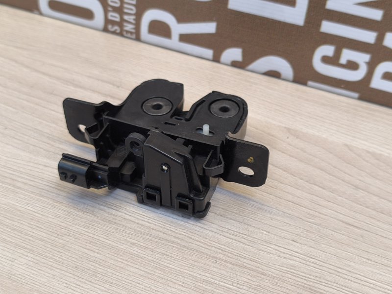 Замок крышки багажника