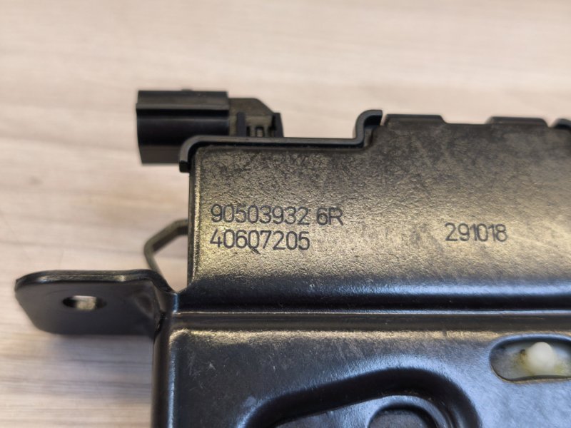 Замок крышки багажника