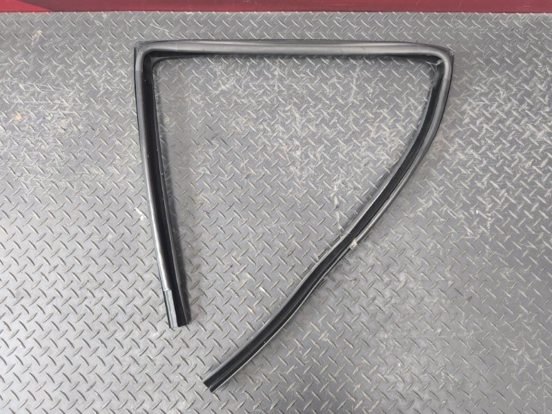 Уплотнитель стекла      двери