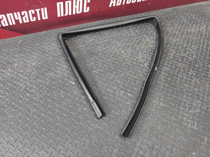 Уплотнитель стекла      двери