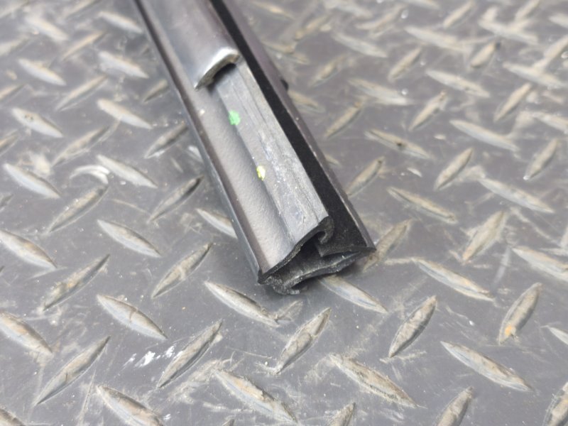 Уплотнитель стекла      двери