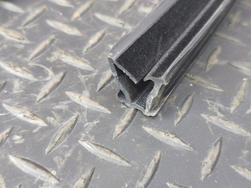 Уплотнитель стекла      двери