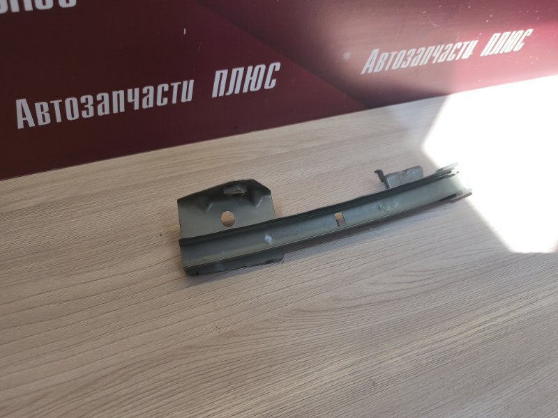 Направляющая стекла двери