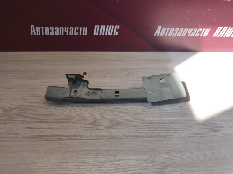 Направляющая стекла двери