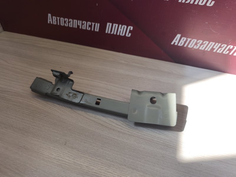 Направляющая стекла двери