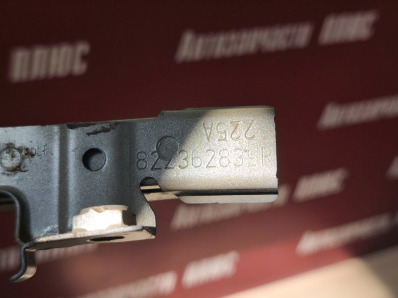 Направляющая стекла двери