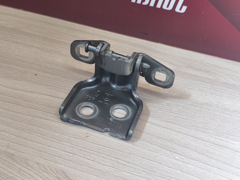 Петля двери