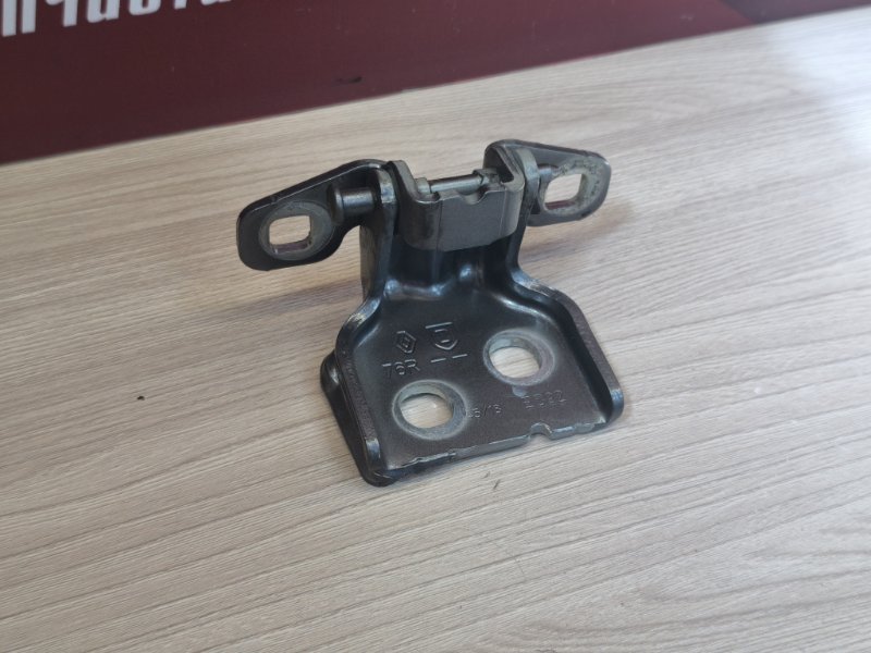 Петля двери