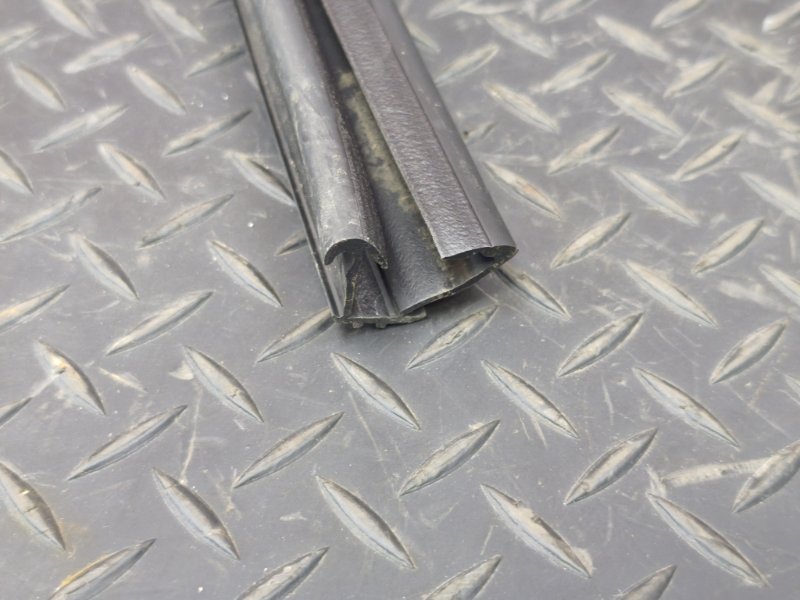 Уплотнитель стекла      двери