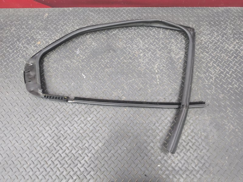 Уплотнитель стекла      двери