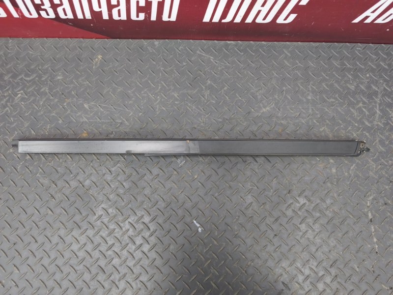 Направляющая стекла двери