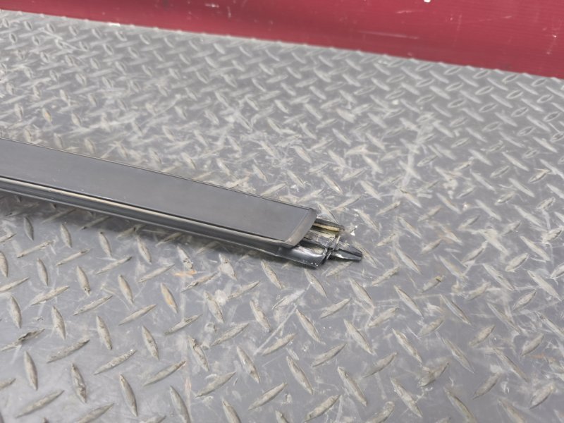 Направляющая стекла двери