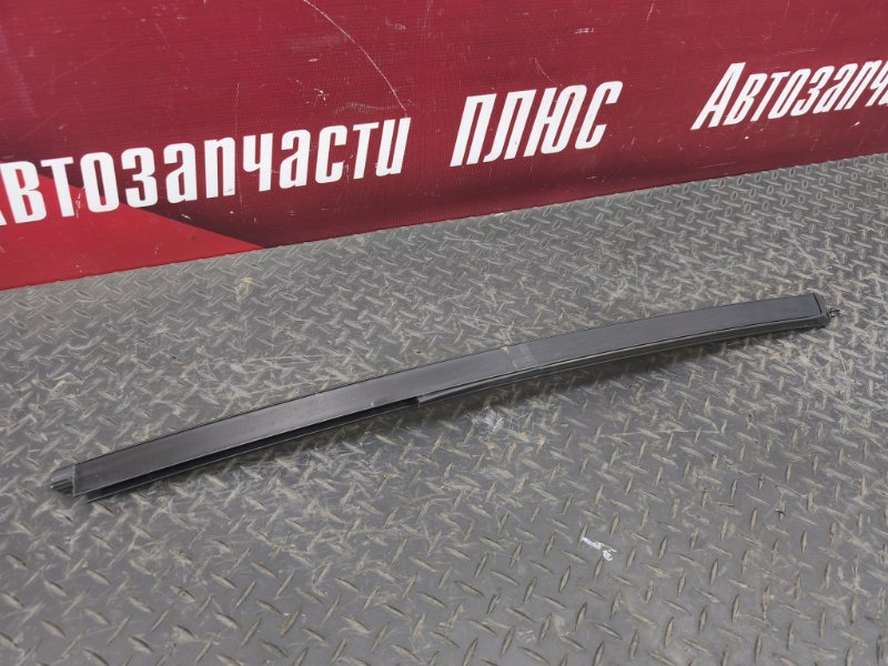 Направляющая стекла двери