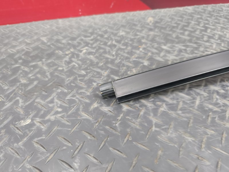 Направляющая стекла двери