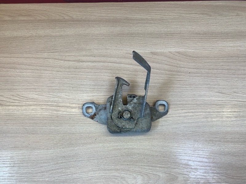 Замок капота