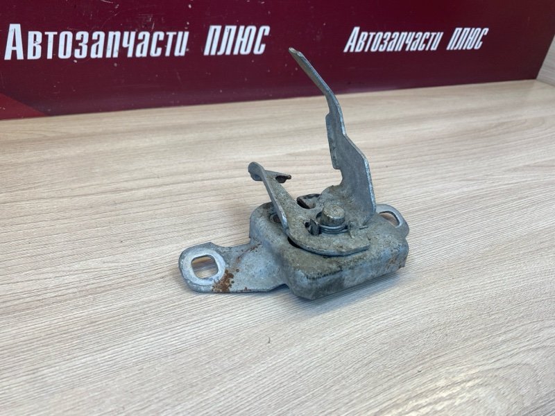 Замок капота