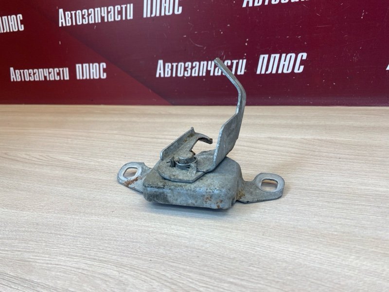 Замок капота