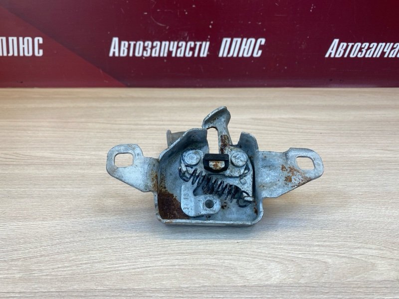 Замок капота