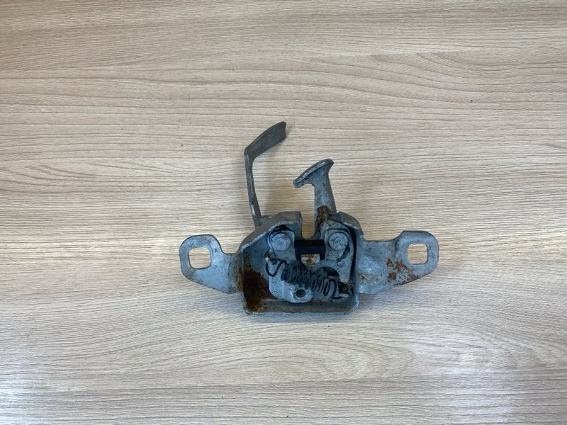 Замок капота