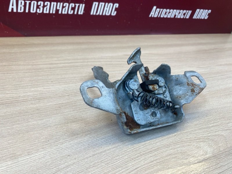 Замок капота