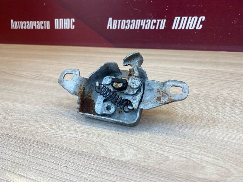 Замок капота