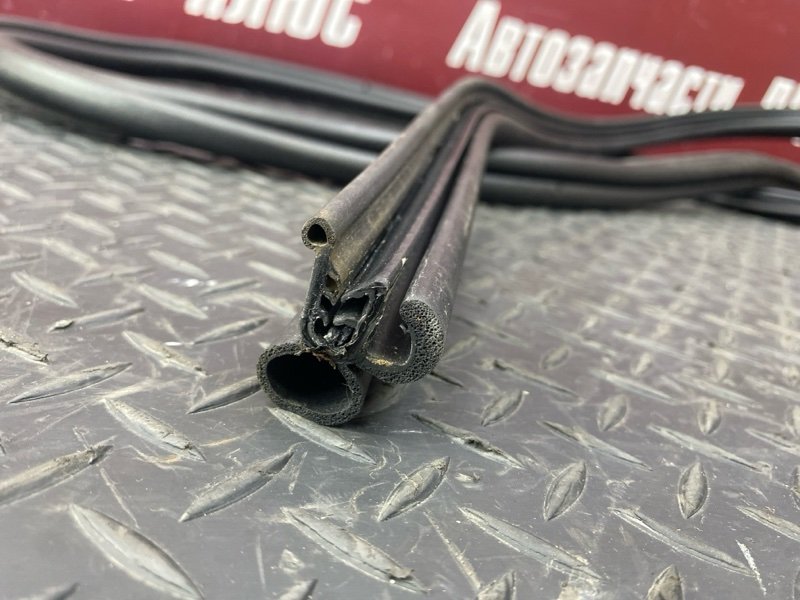 Уплотнитель багажника