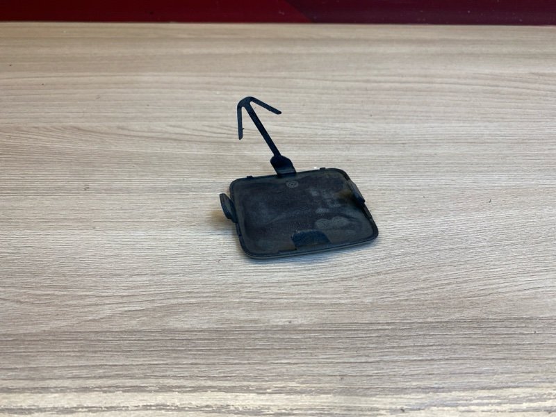 Заглушка буксировочного крюка