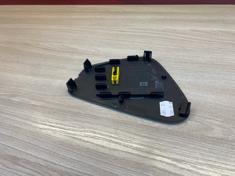 Крышка блока предохранителей