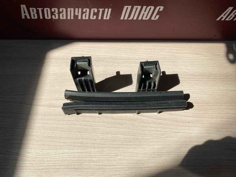 Направляющая стекла     двери