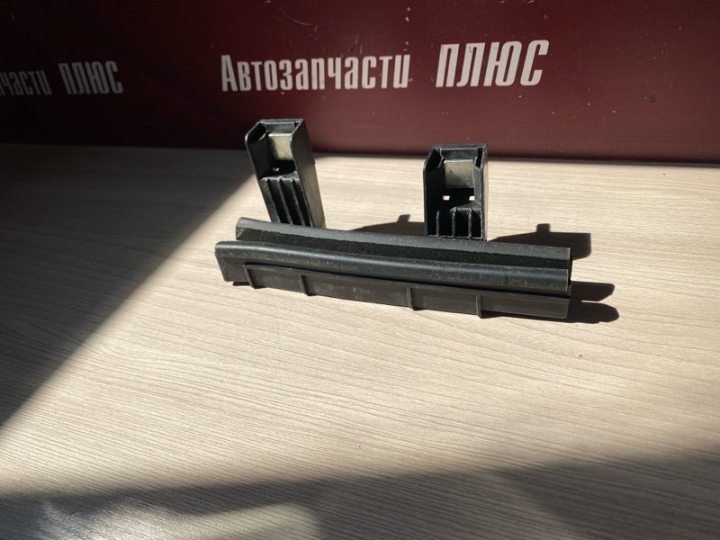 Направляющая стекла     двери