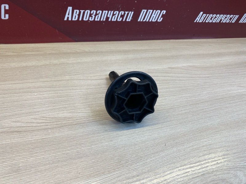 Крепление запасного колеса