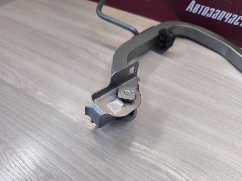 Петля крышки багажника