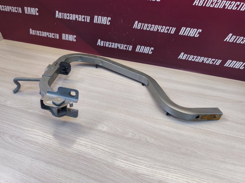 Петля крышки багажника