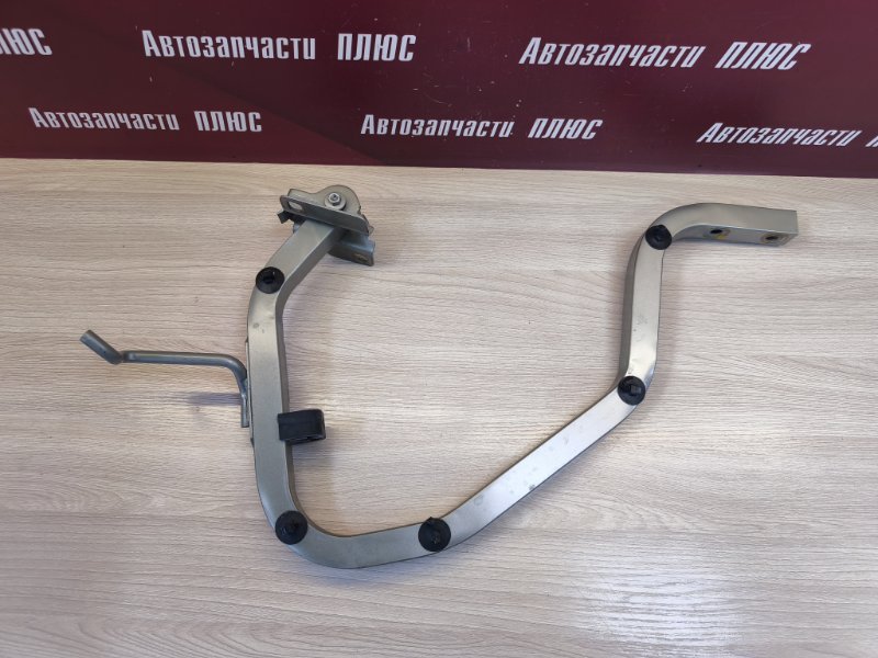 Петля крышки багажника