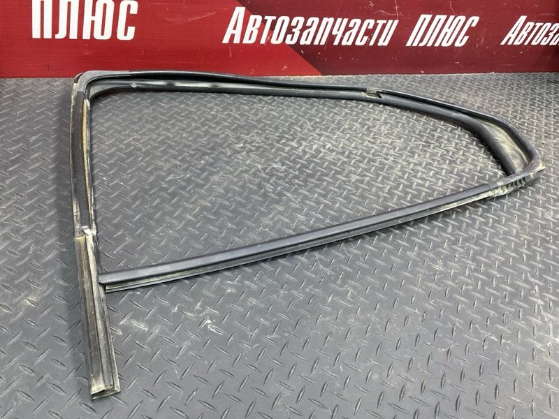 Уплотнитель стекла      двери