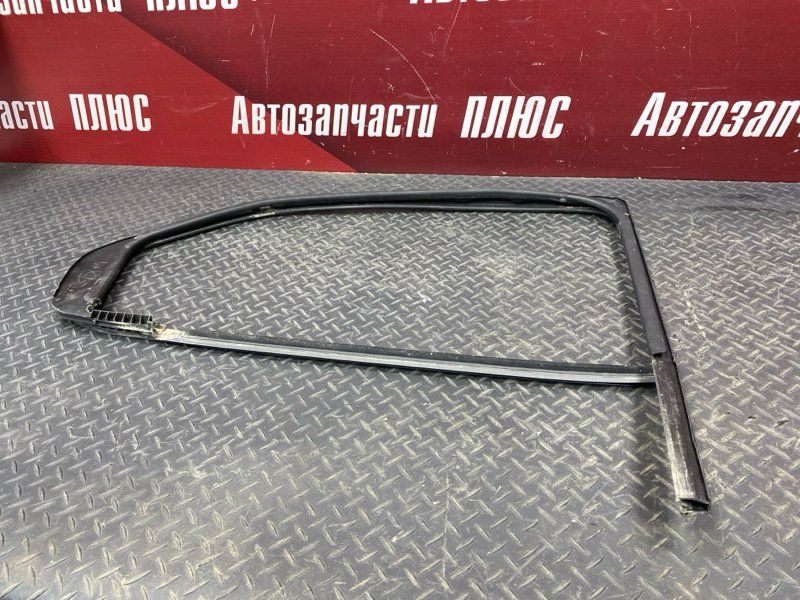 Уплотнитель стекла      двери