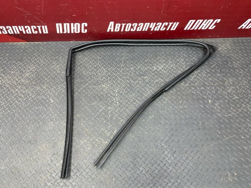 Уплотнитель стекла      двери