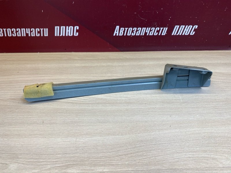 Направляющая стекла     двери