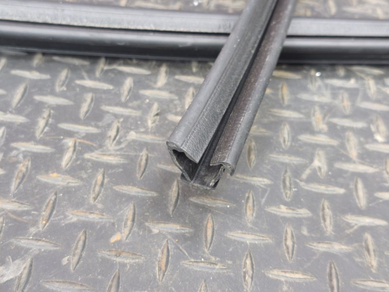 Уплотнитель стекла      двери