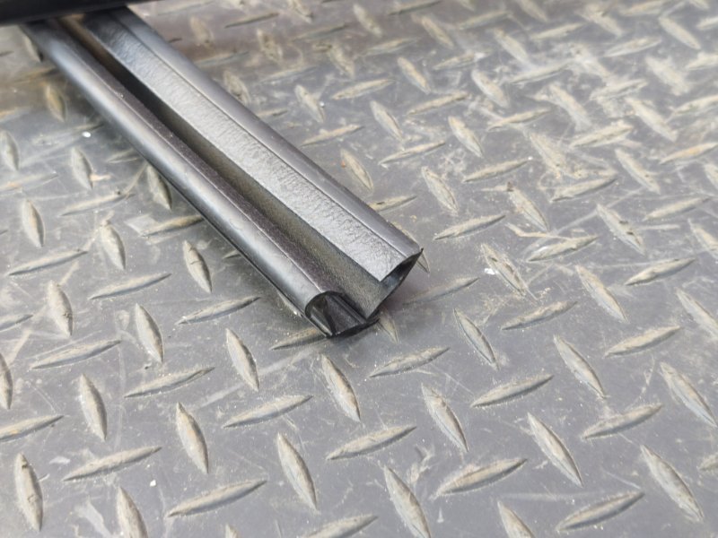 Уплотнитель стекла      двери