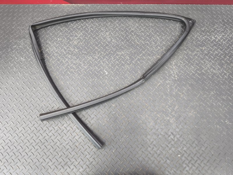 Уплотнитель стекла      двери