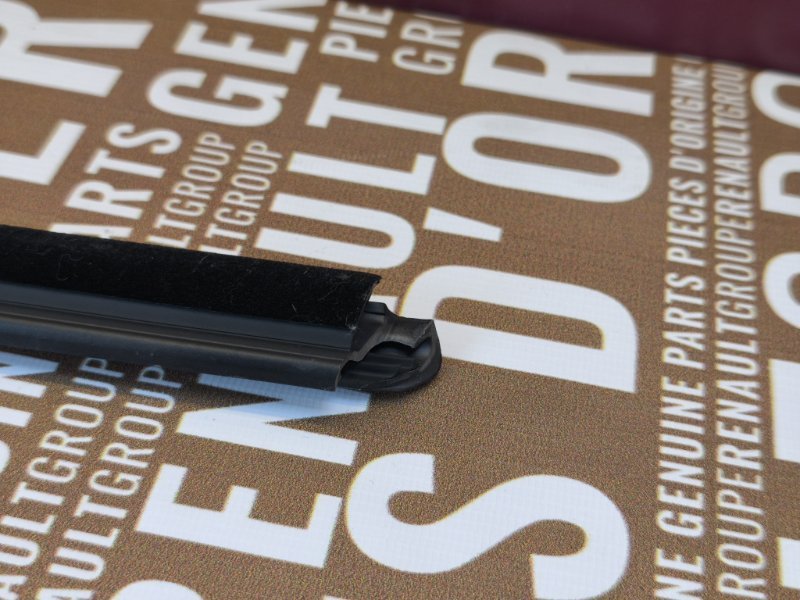 Уплотнитель стекла двери внешний