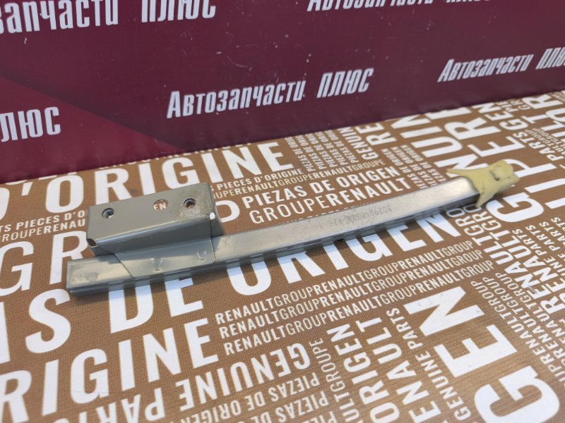 Направляющая стекла двери