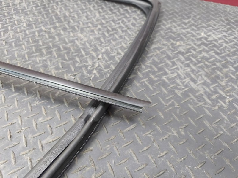 Уплотнитель стекла двери