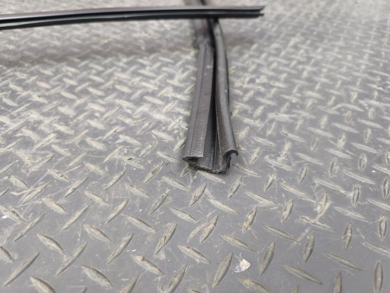 Уплотнитель стекла двери