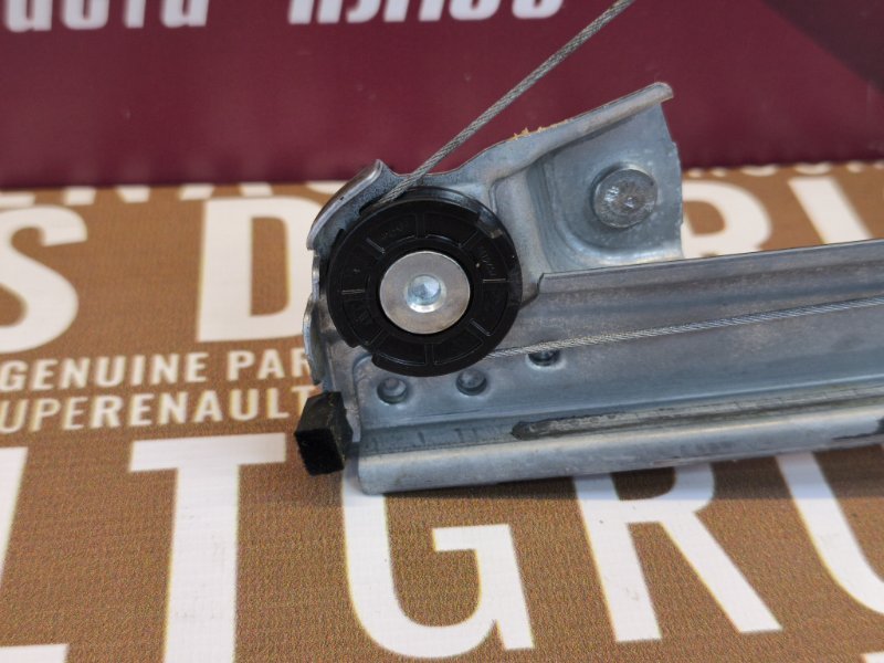 Стеклоподъемник    двери